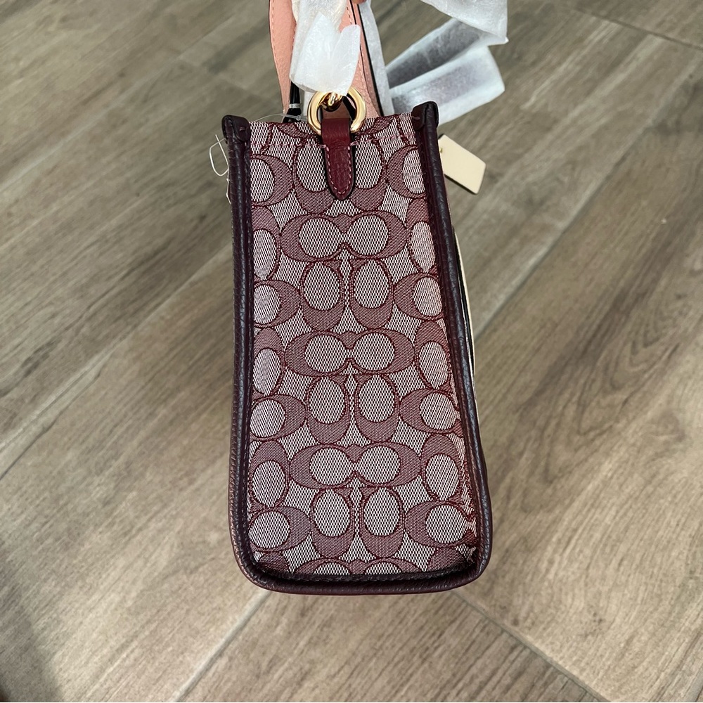 Coach Dempsey Tote 22 In Signature Jacquard With Stripe And Coach Patch - Picture 6 of 9